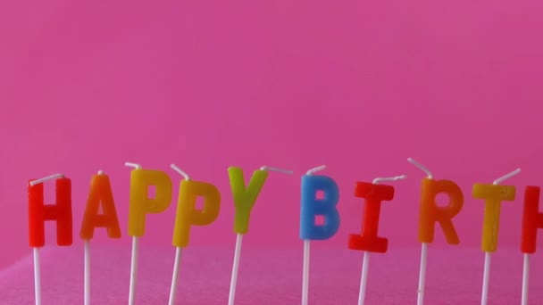 Χρόνια πολλά με πολύχρωμα γράμματα σε ροζ φόντο - Πλάνα, βίντεο