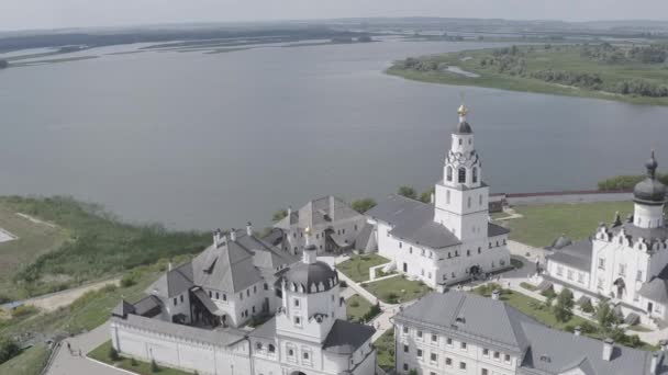 Sviyazhsk, Rusia. Vista aérea de la Catedral de la Asunción y el Monasterio de la ciudad-isla de Sviyazhsk. 4K - Imágenes, Vídeo