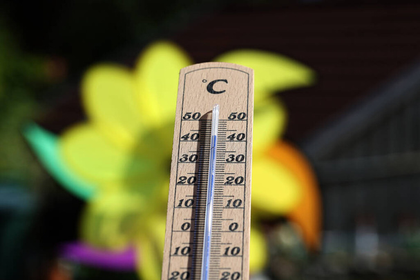 Thermometer shows high temperatures on a hot summer day. - Foto, Imagen