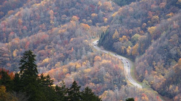 Panorama Ariel z widokiem na Park Narodowy Great Smoky Mountains jesienią. TN, Stany Zjednoczone - Zdjęcie, obraz