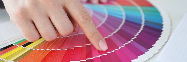 Дизайнер держит цветные образцы на столе в офисе крупным планом - Фото, изображение