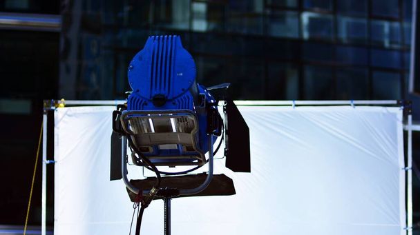 Мощный прожектор, освещающий съемки на открытом воздухе - Фото, изображение