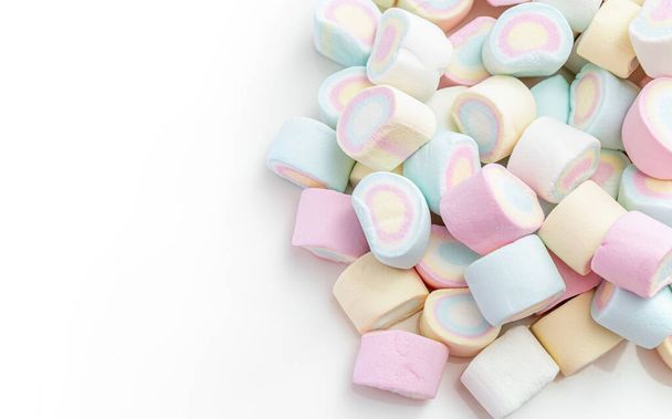 Marshmallows bunt. Lebensmittel-Hintergrund. Süßigkeiten. Kopierraum. Hochwertiges Foto - Foto, Bild