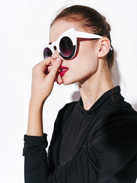 bonita mujer usando gafas de sol de lujo de moda de estilo moderno - Foto, Imagen