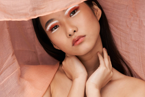 femme romantique en chapeau apparence asiatique maquillage lumineux et modèle de peau propre - Photo, image