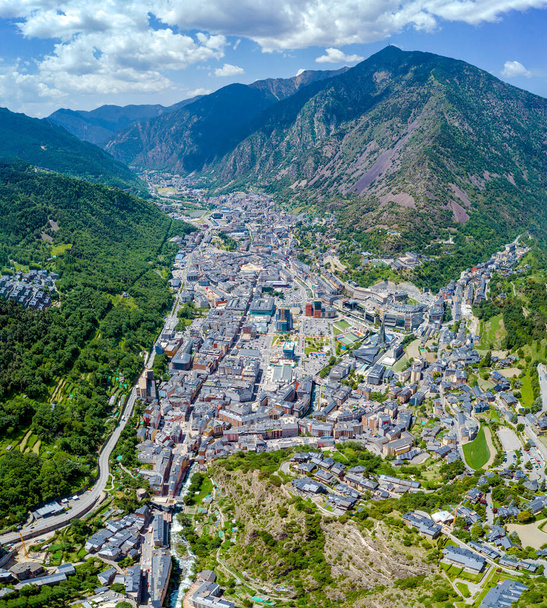 Vista aérea panorámica de Andorra la Vieja situada en los Pirineos, a 1022 metros, es la capital del Estado a la altitud más alta sobre el nivel del mar en toda Europa - Foto, Imagen