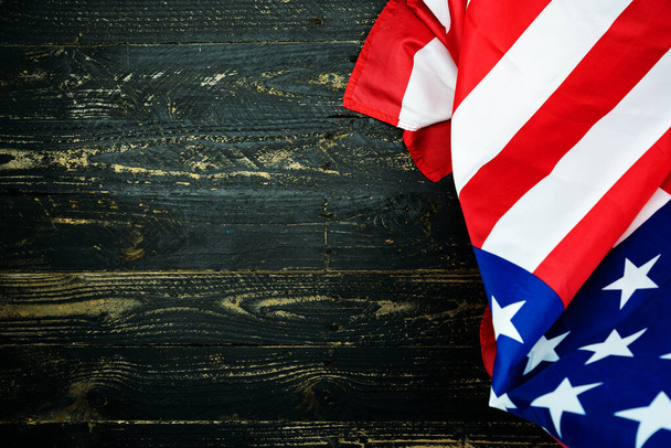 Американські прапори на чорному тлі деревини, зображення 4-го дня незалежності прапор США на темному дерев'яному фоні стін. - Фото, зображення