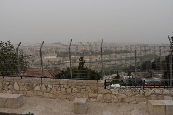 Jerusalem Israel 27. maaliskuuta 2021: näköalatasanne, metallilanka-aita. Laadukas kuva - Valokuva, kuva