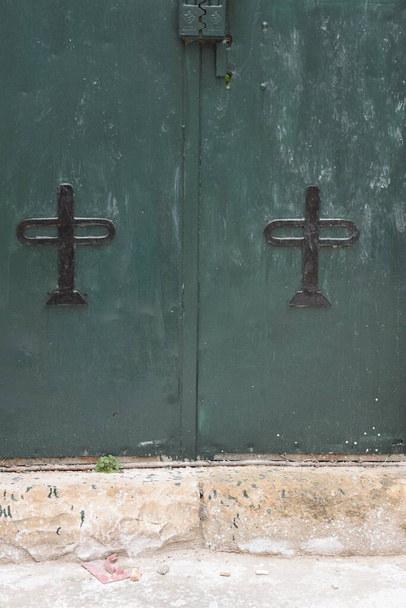 Jerusalem Israel 27. března 2021: kříže na zelených kovových dveřích, symboly víry. Kvalitní fotografie - Fotografie, Obrázek