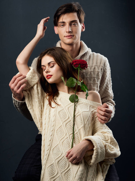 jeune couple romance rose luxe le fond sombre style de vie - Photo, image