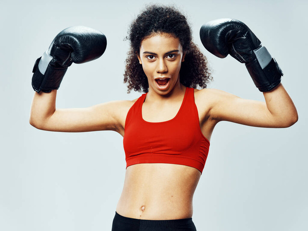 ボクシングの手袋の女性はスポーツやスリムなフィギュアの筋肉のフィットネスのために行く - 写真・画像