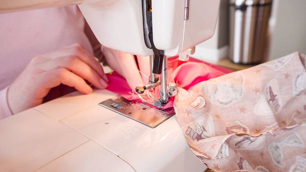Mascarilla de algodón de coser con una máquina de coser para el brote de coronavirus. - Foto, Imagen