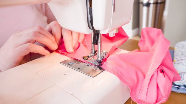 Mascarilla de algodón de coser con una máquina de coser para el brote de coronavirus. - Foto, Imagen