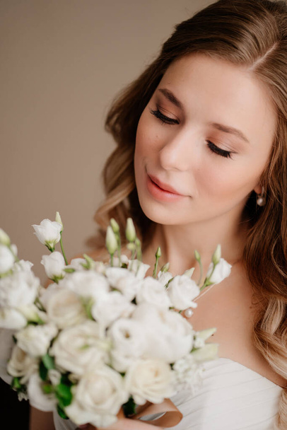close up. portrait of a beautiful bride with a bouquet. Wedding traditions. - Фото, изображение