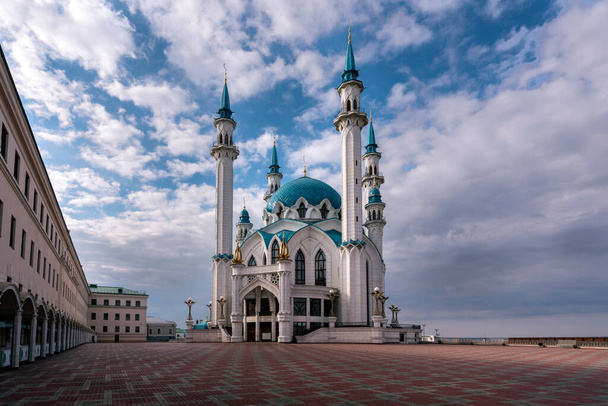 Güneşli bir bahar sabahı Kazan Kremlin 'deki Kul Şerif Camii' nde bulutlar, Kazan, Tataristan, Rusya. - Fotoğraf, Görsel