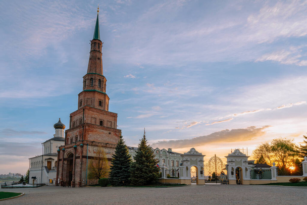 Kazan Kremlin 'deki eğimli Suyumbike Kulesi, hükümet binasının kapısı ve Tataristan Devlet Tarihi Müzesi yükselen güneşin ilk ışınları, Kazan, Tataristan, Rusya - Fotoğraf, Görsel