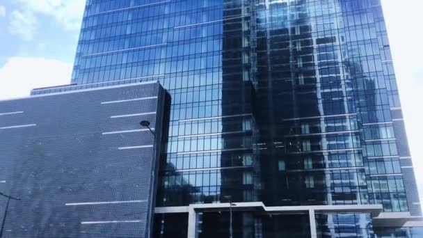 Edificio de oficinas corporativas en el distrito financiero, rascacielos moderno en el centro de la ciudad, negocios inmobiliarios comerciales y arquitectura contemporánea - Metraje, vídeo