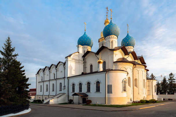 Kazan Kremlin Katedrali 'nin doğmakta olan güneşin ilk ışınları Kazan, Tataristan, Rusya. - Fotoğraf, Görsel