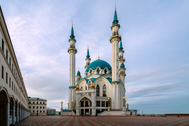 Meczet Kul Sharif na Kremlu Kazańskim ze światłami zapalonymi w słoneczny wiosenny poranek, Kazań, Tatarstan, Rosja. - Zdjęcie, obraz