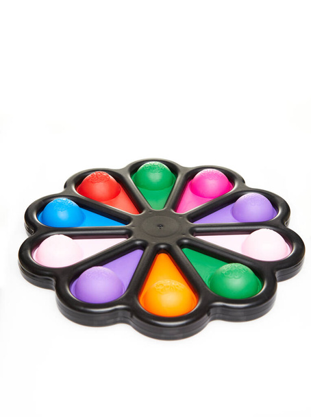 Bunte Pop-Push-Blase sensorisches Antistress-Spielzeug in Form einer Blume, isoliert auf weißem Hintergrund - Foto, Bild