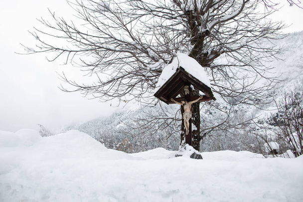 pieni kappeli patsas Jeesuksen talvella Itä-Tirolissa lähellä Lienzer Dolomites - Valokuva, kuva