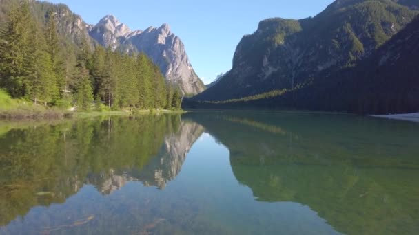 El Toblacher Ver lago en el Tirol del Sur en el período de verano - Metraje, vídeo