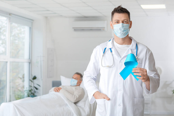 Onkolog z niebieską wstążką w klinice. Koncepcja świadomości raka gruczołu krokowego - Zdjęcie, obraz