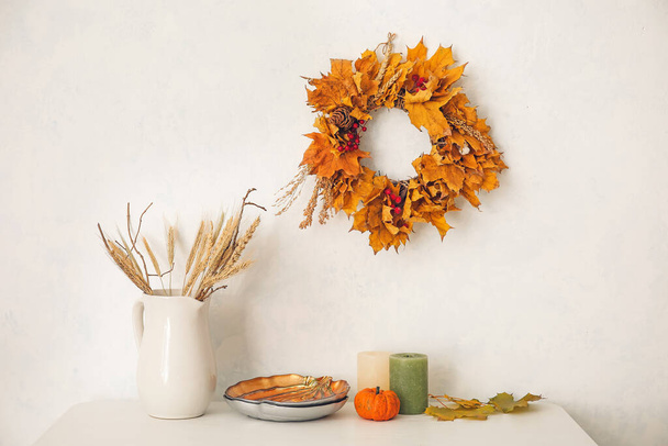 Mesa com decoração de outono no interior do quarto - Foto, Imagem