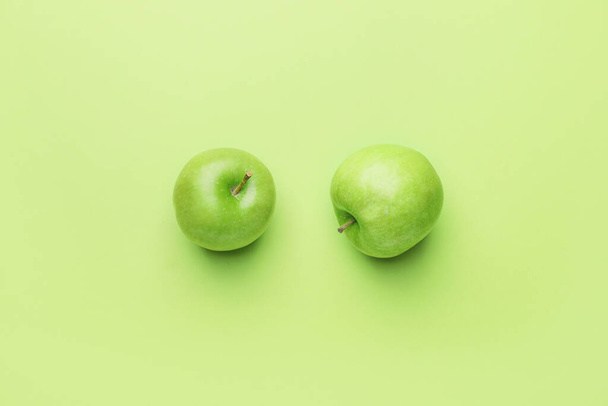 Fresh green apples on color background - Фото, изображение