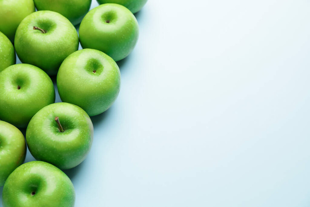 Frische grüne Äpfel auf farbigem Hintergrund - Foto, Bild