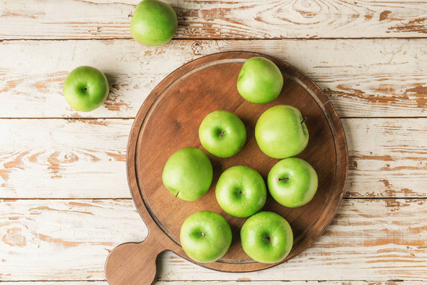 Plateau avec pommes vertes fraîches sur la table - Photo, image
