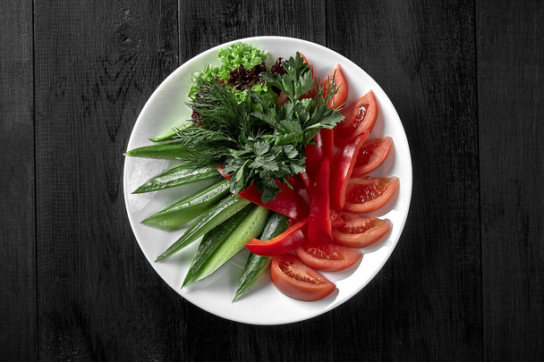 Vista superior de una variedad de verduras y verduras frescas - Foto, Imagen