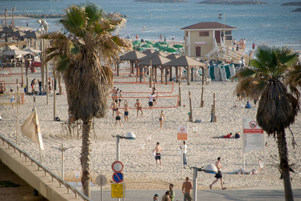 TEL AVIV, ISRAEL - 24 mei 2021: Mensen die genieten van de zomer op het strand in Tel Aviv, Israël - Foto, afbeelding