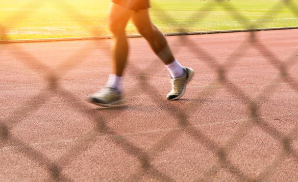 Mouvement de vitesse homme Courir sur la piste dans le stade de sport - Photo, image