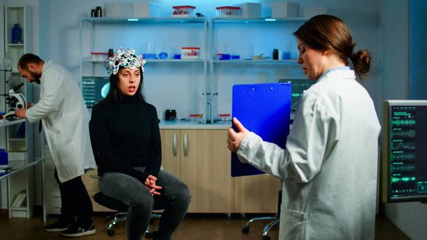 Professionele arts in neurologische geneeskunde testen van het gezichtsvermogen van de patiënt - Foto, afbeelding
