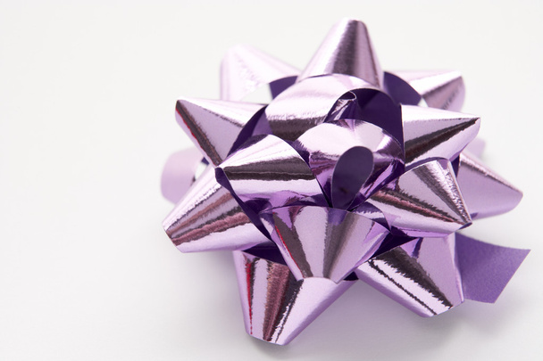 Purple Gift Wrap Bow Against White Background - Foto, immagini