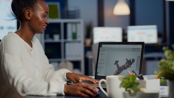 Dizüstü bilgisayar programında çalışan siyah kadın mimar. - Fotoğraf, Görsel