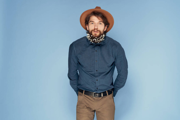 hombre guapo con sombrero barba con flores ecología decoración moda - Foto, Imagen