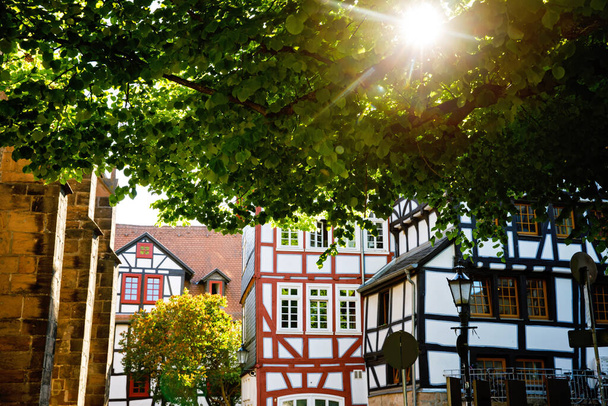 Krajobraz miasta niemieckiego Marburga z historycznym ratuszem i rynkiem. Szczegóły Marburg an der Lahn, Hesja, z tradycyjnymi domami o nazwie Fachwerk - Zdjęcie, obraz