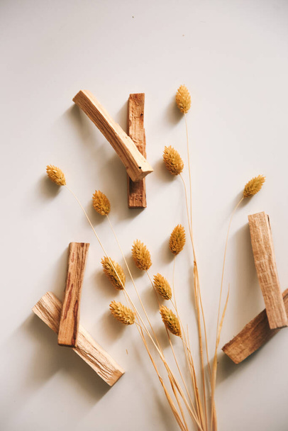palo santo and dried flowers. the layout of incense - Fotografie, Obrázek