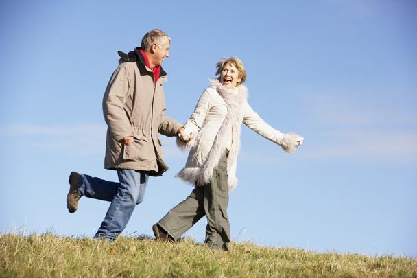 Seniorenpaar läuft im Park - Foto, Bild