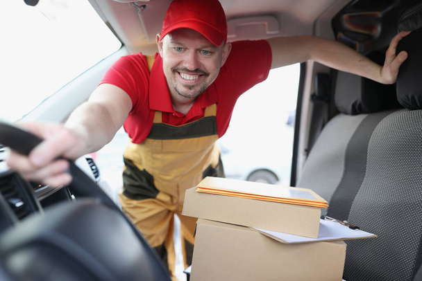 Courier motorista pega caixas de papelão no carro - Foto, Imagem