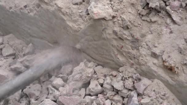 Egy betonszerkezet légkalapácsának lerombolása közeli építkezésen, felülnézet - Felvétel, videó