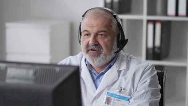 Médico que usa computadora en su consultorio, médico que revisa los registros médicos. Salud y medicina - Imágenes, Vídeo