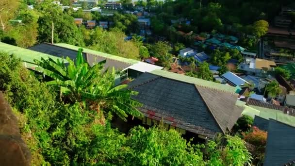 Tilt VDO: panoramatický výhled z vysokoúhlého úhlu pohledu na ostrově Phi Phi, krásná turistická místa jako ráj s výhledem na dům Budovy od hotelů a letovisek k pobřeží a modré obloze. - Záběry, video