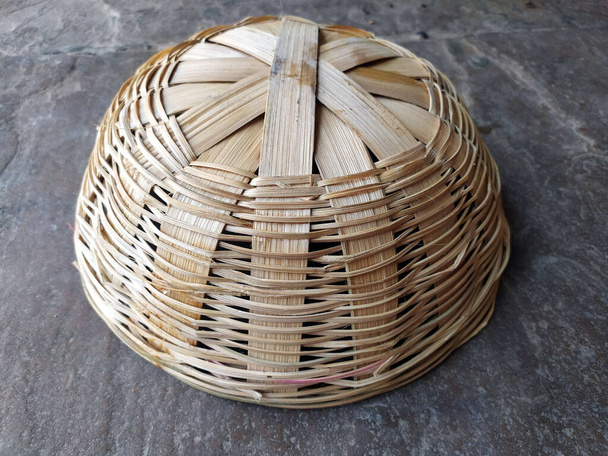 бамбуковий кошик ізольований на кам'яному фоні
 - Фото, зображення