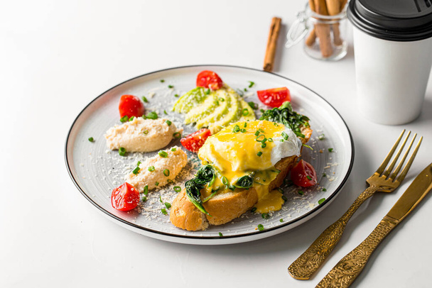 Tavuk etli omlet ve avokado. - Fotoğraf, Görsel