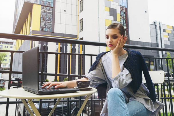 Viehättävä onnellinen nainen opiskelija käyttää kannettavaa tietokonetta valmistautua kurssin työtä. - Valokuva, kuva
