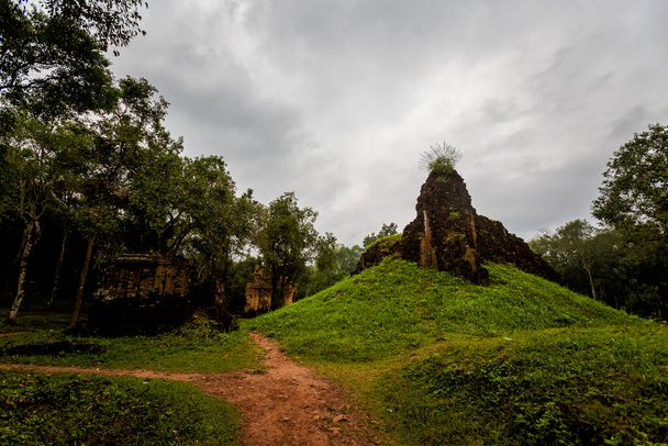 Belas ruínas sagradas do Santuário do Meu Filho em Hoi An, Vietnã central. - Foto, Imagem