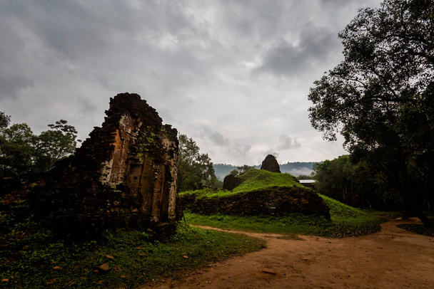 Magnifiques ruines sacrées du Sanctuaire de Mon Fils à Hoi An, au centre du Vietnam. - Photo, image